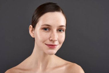 Gri arka plan aleyhine duran çiller ile Büyüleyici kız