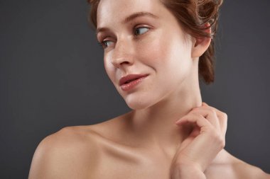 Boynuna dokunan çiller ile büyüleyici kızıl saçlı kız