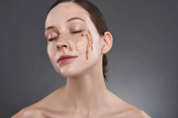 Mooi meisje met gouden lip gloss op haar gezicht gevoel kalm en vredig — Stockfoto