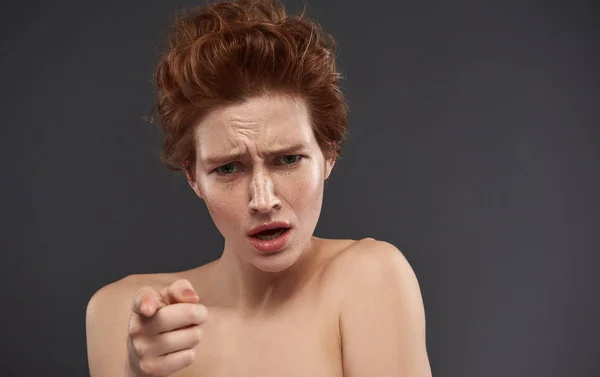 Rapariga de cabelos vermelhos indignada com sardas apontando o dedo para você — Fotografia de Stock