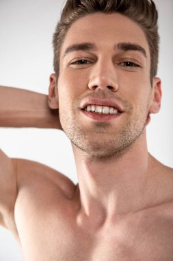 Olumlu duygular ifade stubble ile çekici genç adam