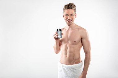 Ter önleyici tutan mükemmel vücut ile Neşeli yakışıklı adam