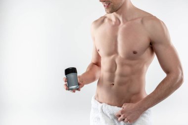 Mükemmel kaslı vücudu olan, terleme önleyici kullanan genç bir adam.
