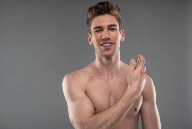 Boynunda sakal püskürtme parfüm ile yakışıklı genç adam