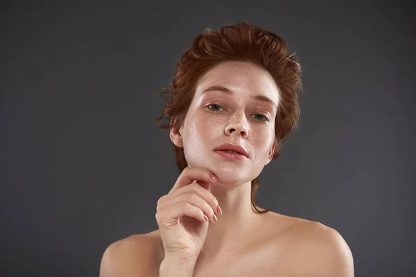 Menina ruiva bonita com sardas tocando seu queixo — Fotografia de Stock