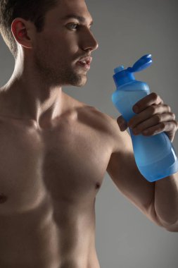 Mükemmel vücut içme suyu ile Çekici genç adam
