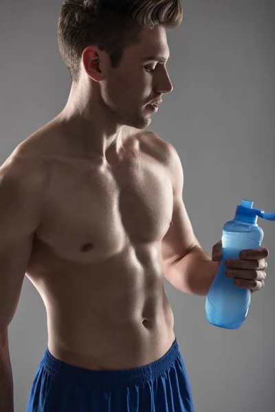 Egzersiz sonrası mükemmel vücut içme suyu ile Yakışıklı genç adam — Stok fotoğraf