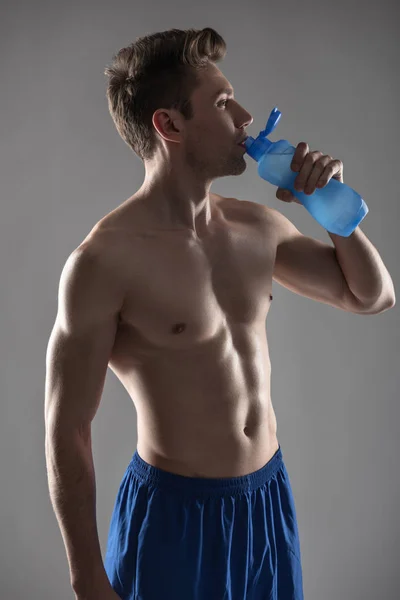 Mükemmel vücut içme suyu ile yakışıklı genç adam — Stok fotoğraf