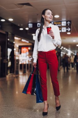 Sıcak içecek ve havaalanında gidiyor hediyeler ile Neşeli bayan