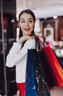 Mutlu trendy bayan içinde alışveriş gidiyor