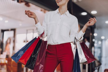 Mutlu bayan içinde alışveriş yapmaktan zevk alıyor