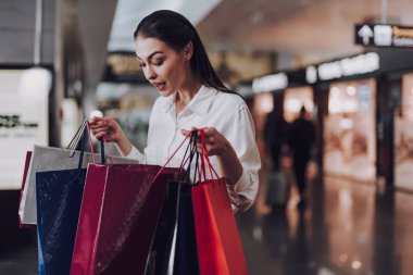 Havaalanında kağıt torbaile sürpriz genç bayan