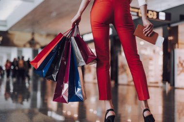 İnce kadın satın alma ile uçağa gidiyor