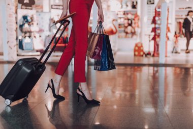 Zarif kadın uçakla geziye çıkıyor