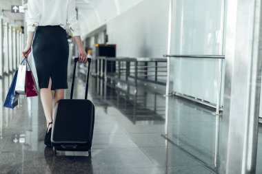 İnce kadın uçakta uçacak