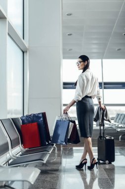 Neşeli genç kadın hava yoluyla geziye gidiyor