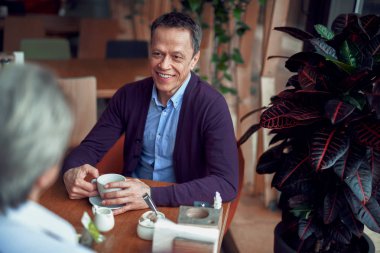 Mutlu zarif olgun adam kafede toplantı var