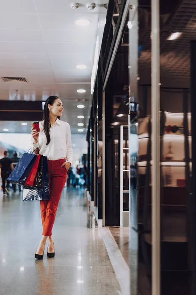 Alışveriş merkezi yakınında kahve ile neşeli kadın