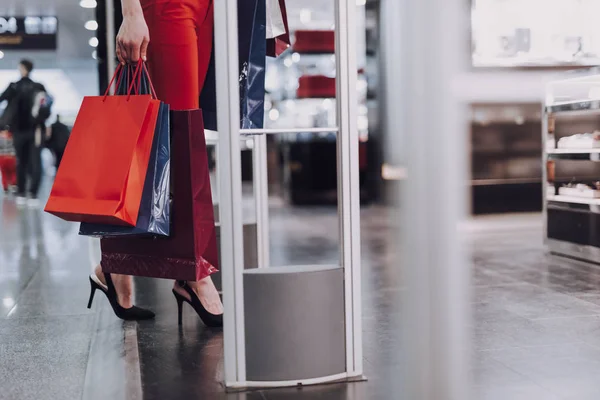 Stylish woman is entering duty free boutique — Stock Photo, Image