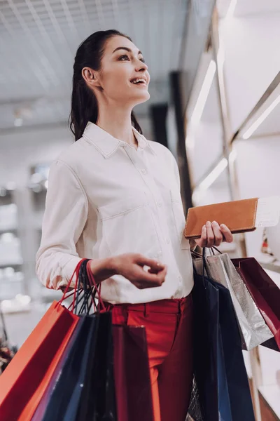 Mujer alegre está comprando cosas en la boutique libre de impuestos — Foto de Stock