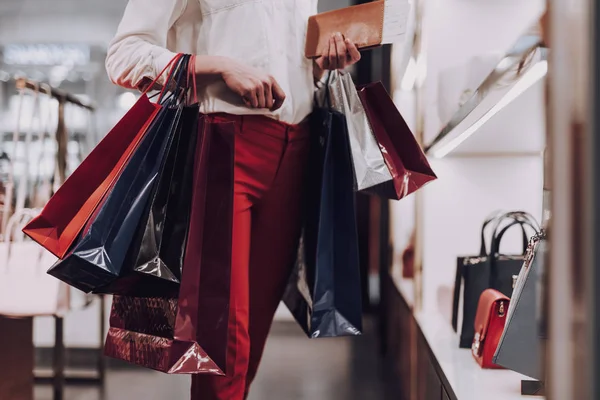 Elegante vrouw is het kopen van handtas voor de vlucht — Stockfoto