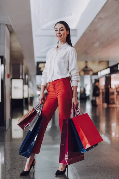 Elegante dama feliz disfrutando de compras en el aeropuerto — Foto de Stock