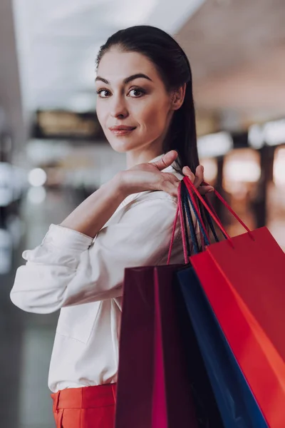 Chica joven despreocupada está haciendo compras antes del vuelo — Foto de Stock