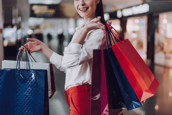 Χαρούμενη γυναίκα είναι ικανοποιημένη με τα ψώνια στο αεροδρόμιο — Φωτογραφία Αρχείου