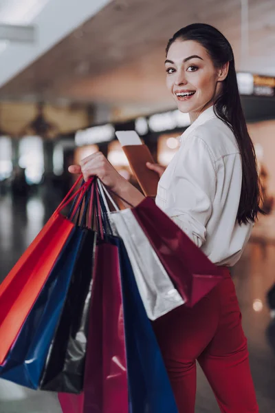 Mujer alegre está volando de vacaciones después de ir de compras — Foto de Stock