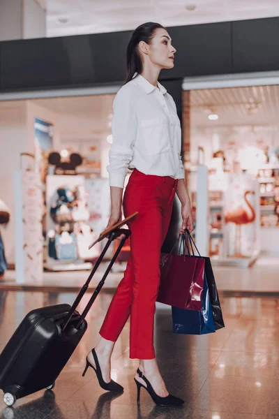 Sakin kadın bavulla tatile çıkıyor