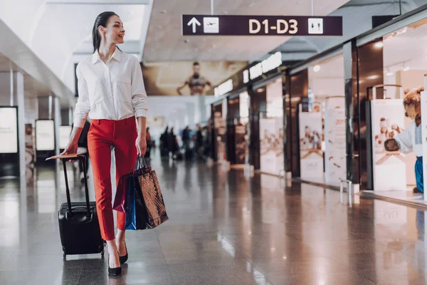 幸せな若い女性は空を飛ぶつもりです — ストック写真