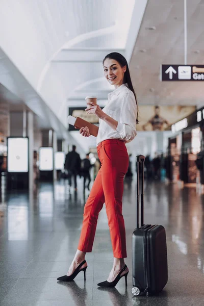 Mujer feliz con café está listo para el embarque —  Fotos de Stock