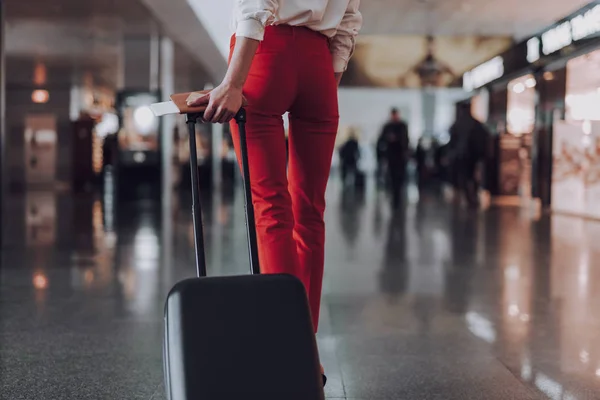 Femme mince avec bagages et documents à l'aéroport — Photo