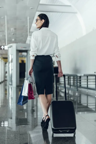 Jovencita alegre está abordando para el vuelo — Foto de Stock