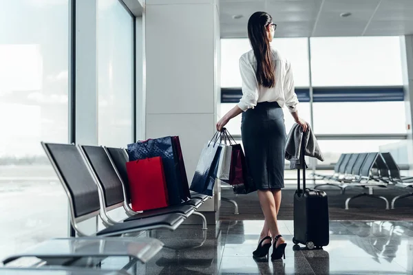 İnce zarif kadın yatılı için hazır