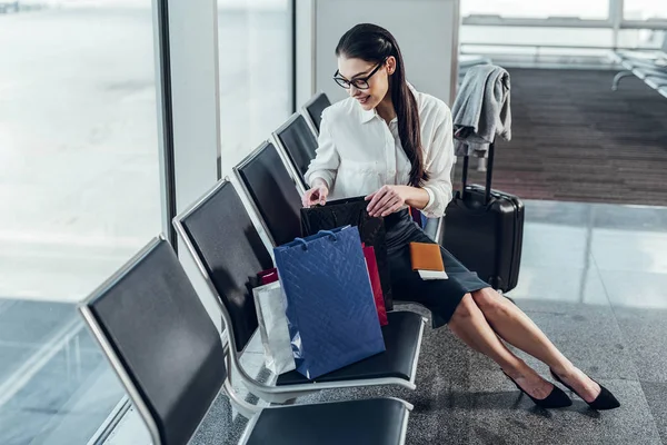 Alegre dama está tomando su equipaje para subir al avión — Foto de Stock