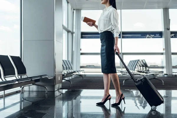 Mujer riendo se está divirtiendo antes del vuelo —  Fotos de Stock