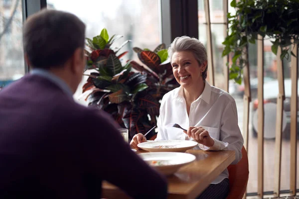 Сірі волосся елегантна зустріч леді з людиною в кафе — стокове фото