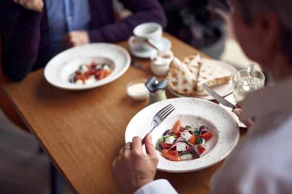 Två tallrikar med sallad på bord i Café — Stockfoto