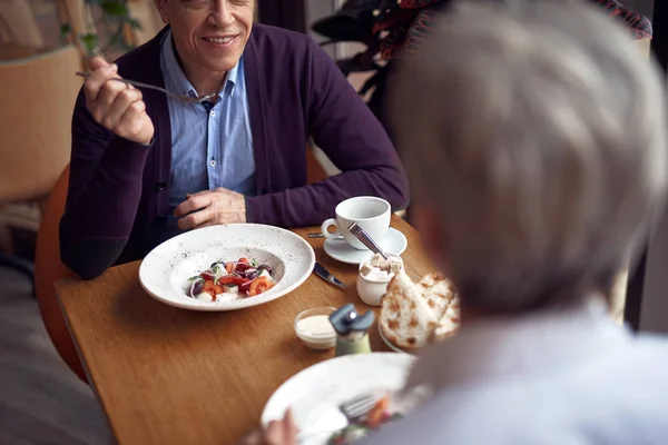 Volwassen man en vrouw met diner in café — Stockfoto