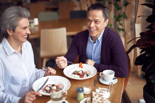 Hombre y mujer de mediana edad cenando en la cafetería —  Fotos de Stock