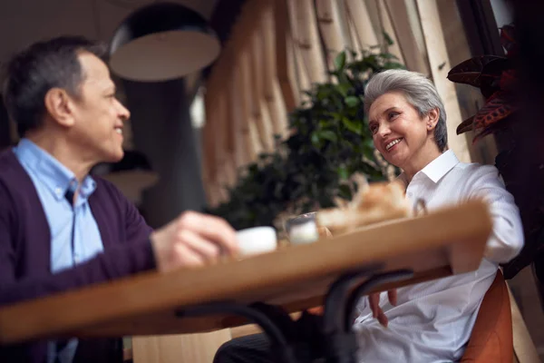 Aged male and female couple meeting in cafe — Stock Photo, Image