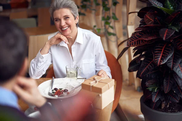 Feliz sonrisa elegante anciana en la cafetería — Foto de Stock