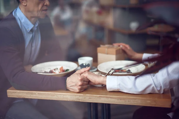 Кохана літня пара насолоджується зустріччю в кафе — стокове фото