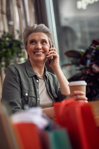 Heureuse femme élégante parlant par téléphone dans un café — Photo