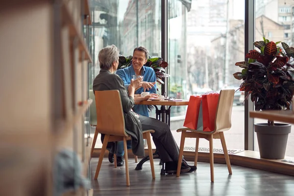 Happy älskade äldre par möte i Café — Stockfoto