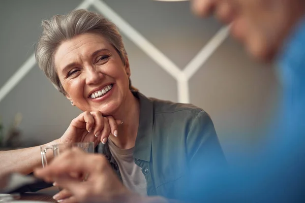 Gelukkig lachende leeftijd dame op zoek naar haar vriend — Stockfoto