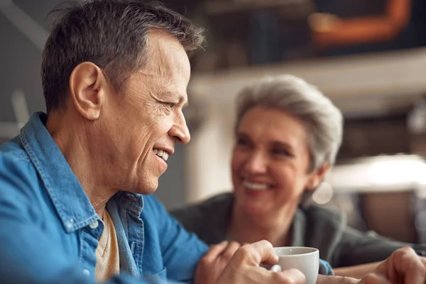 Mutlu yaşlı adam sevgili bayan ile toplantı zevk