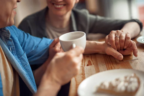 Bliska dojrzała szczęśliwa para trzyma ręce w kawiarni — Zdjęcie stockowe