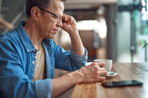 Bărbat în vârstă în stil casual care stă în cafenea cu cafea — Fotografie, imagine de stoc